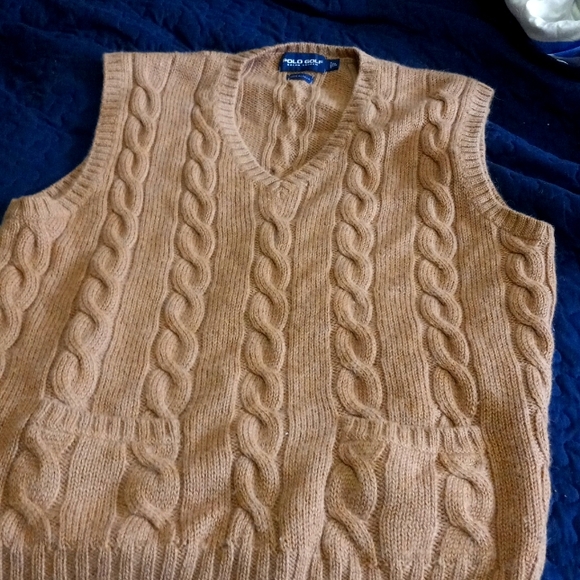Men gently worn beige polo golf rope twisted sweater with two pockets size Large